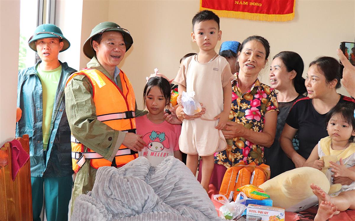 Bộ trưởng Đỗ Đức Duy chỉ đạo công tác khắc phục hậu quả tại tâm lũ Cổ Phúc (Trấn Yên)